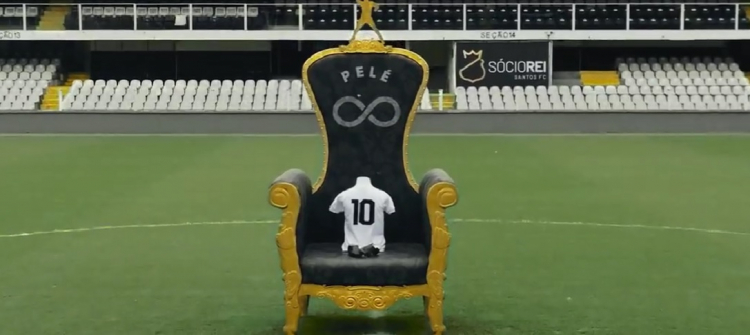 Pelé foi homenageado pelo Santos na Vila Belmiro