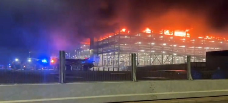 Incêndio de grande proporção atinge aeroporto de Londres, no Reino Unido