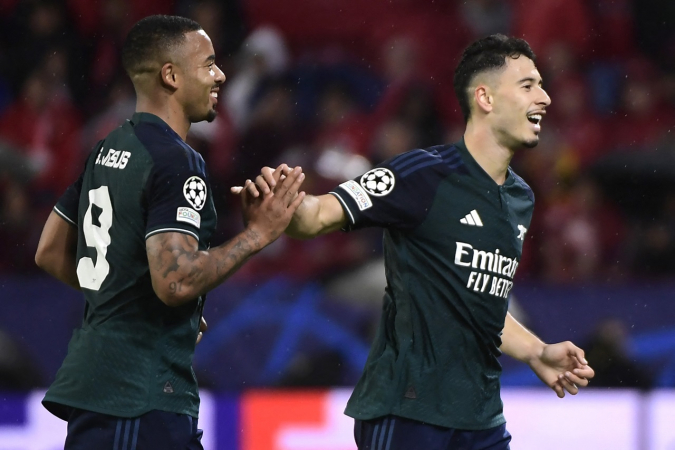 Gabriel Jesus e Gabriel Martinelli comemorando gol em vitória do Arsenal