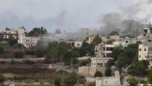 umaça sobe após o bombardeio do exército israelense na aldeia de Ayta ash-Shab, perto da fronteira libanesa-israelense