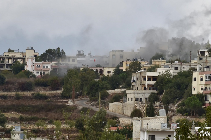 umaça sobe após o bombardeio do exército israelense na aldeia de Ayta ash-Shab, perto da fronteira libanesa-israelense