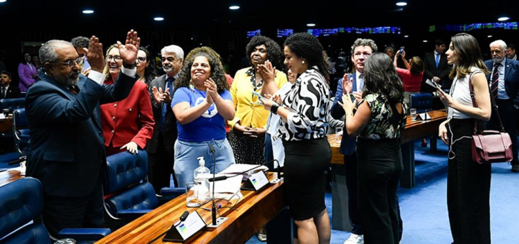 O relator Paulo Paim (esquerda) comemora aprovação no Senado Federal