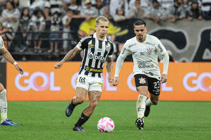Fagner e Soteldo disputam bola durante confronto entre Corinthians e Santos