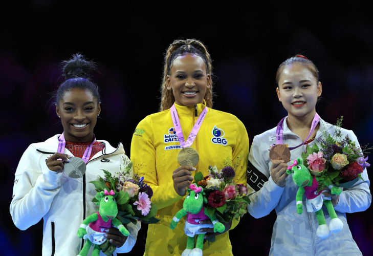 Rebeca Andrade supera Simone Biles e é bicampeã mundial no salto 