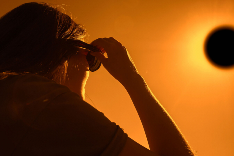 Saiba como ver o eclipse solar de maneira segura para os olhos