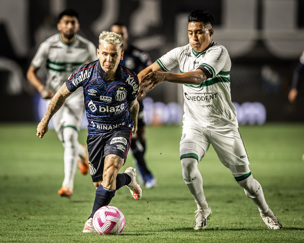 Em jogo com polêmicas, Santos bate Coritiba na Vila Belmiro e