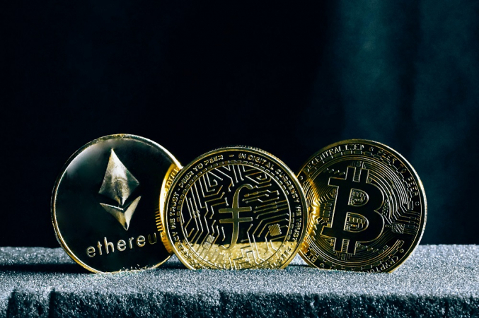 Três moedas de Bitcoim em pé