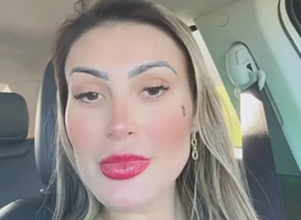 Andressa Urach fez uma tatuagem no rosto