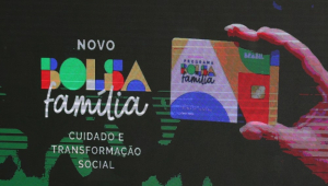 Detalhe do novo cartão do Bolsa Familia, durante Cerimônia de lançamento do Novo Bolsa Família