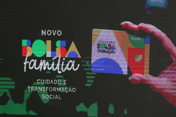 Detalhe do novo cartão do Bolsa Familia, durante Cerimônia de lançamento do Novo Bolsa Família