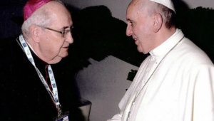 Dom Mauro Morelli cumprimenta o papa Francisco