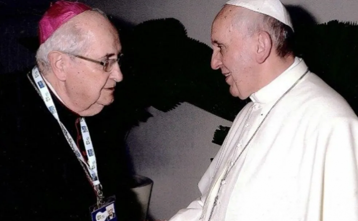 Dom Mauro Morelli cumprimenta o papa Francisco