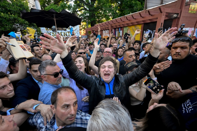 O congressista argentino e candidato presidencial por La Libertad Avanza Javier Milei (C) cumprimenta apoiadores acompanhados pela candidata à vice-presidência Victoria Villarruel (C-L) durante um comício de campanha, em 6 de novembro de 2023