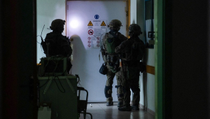 soldados israelenses realizam operações dentro do hospital Al-Shifa