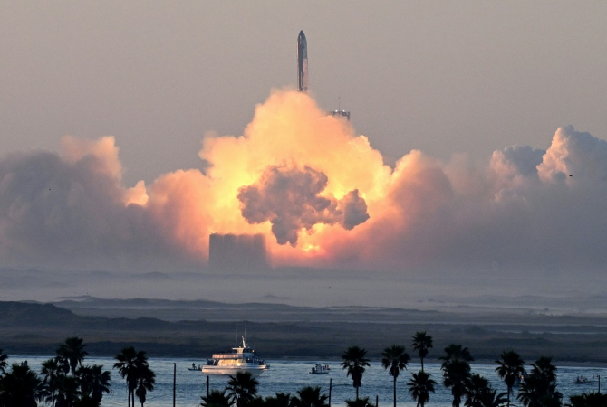 O foguete Starship da SpaceX é lançado da Starbase durante seu segundo vôo de teste em Boca Chica, Texas