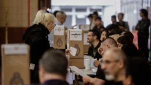 Uma mulher vota em uma seção eleitoral em Buenos Aires, durante o segundo turno das eleições presidenciais