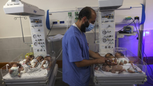 Um médico palestino cuida de bebês prematuros evacuados do hospital Al Shifa para o hospital dos Emirados em Rafah, no sul da Faixa de Gaza