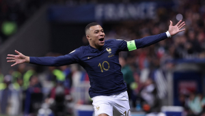 O atacante número 10 da França, Kylian Mbappe, comemora depois de marcar um gol durante a partida de qualificação do Grupo B da UEFA EURO