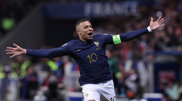 O atacante número 10 da França, Kylian Mbappe, comemora depois de marcar um gol durante a partida de qualificação do Grupo B da UEFA EURO