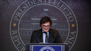 O candidato presidencial argentino pela aliança La Libertad Avanza, Javier Milei, fala aos apoiadores depois de vencer o segundo turno das eleições presidenciais