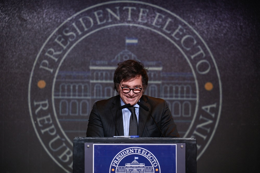 O candidato presidencial argentino pela aliança La Libertad Avanza, Javier Milei, fala aos apoiadores depois de vencer o segundo turno das eleições presidenciais