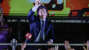 O candidato presidencial argentino pela aliança La Libertad Avanza, Javier Milei, comemora com seus apoiadores depois de vencer o segundo turno