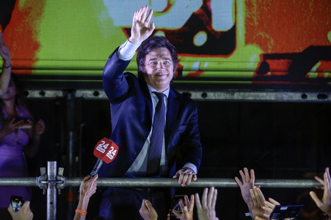 O candidato presidencial argentino pela aliança La Libertad Avanza, Javier Milei, comemora com seus apoiadores depois de vencer o segundo turno