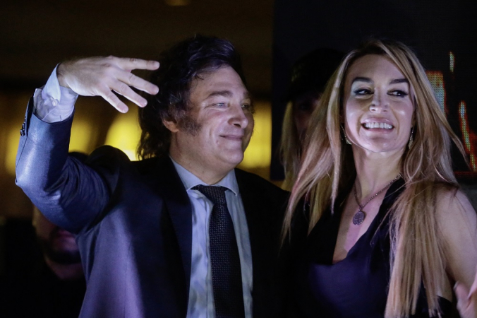 O candidato presidencial argentino pela aliança La Libertad Avanza, Javier Milei (L), comemora com sua namorada Fatima Florez depois de vencer o segundo turno da eleição presidencial