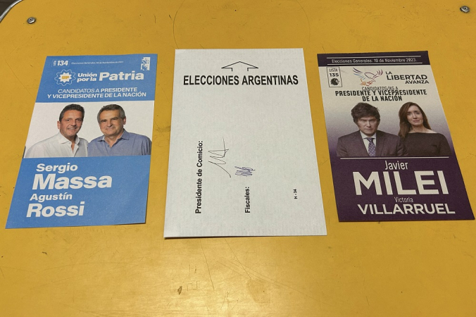 Vista dos boletins de voto presidenciais em uma seção eleitoral em Buenos Aires, durante o segundo turno das eleições presidenciais