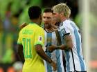 O atacante argentino Lionel Messi (C) e o meio-campista Rodrigo De Paul (R) discutem com o atacante brasileiro Rodrygo durante a partida de qualificação sul-americana para a Copa do Mundo