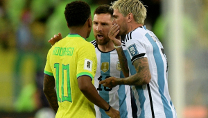 O atacante argentino Lionel Messi (C) e o meio-campista Rodrigo De Paul (R) discutem com o atacante brasileiro Rodrygo durante a partida de qualificação sul-americana para a Copa do Mundo