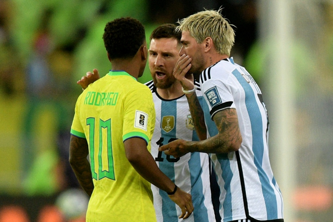 O atacante argentino Lionel Messi (C) e o meio-campista Rodrigo De Paul (R) discutem com o atacante brasileiro Rodrygo durante a partida de qualificação sul-americana para a Copa do Mundo