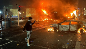 Grupo de extrema-direita coloca fogo em carros na Irlanda após ataque com facas deixar cinco feridos