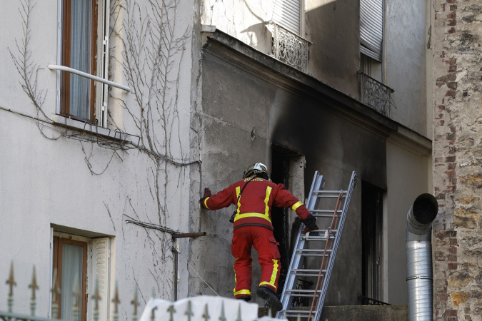 Incêndio nos arredores de Paris deixou três mortos