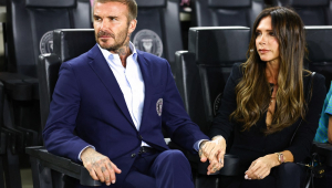 O coproprietário David Beckham do Inter Miami CF e sua esposa Victoria Beckham observam antes de um jogo entre Charlotte FC e Inter Miami