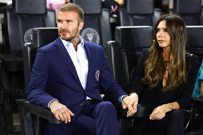 O coproprietário David Beckham do Inter Miami CF e sua esposa Victoria Beckham observam antes de um jogo entre Charlotte FC e Inter Miami
