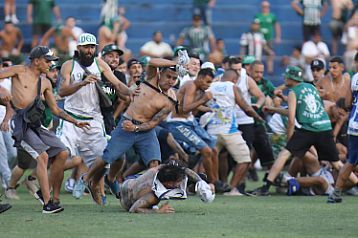 Torcedores de Coritiba e Cruzeiro invadem campo durante jogo e