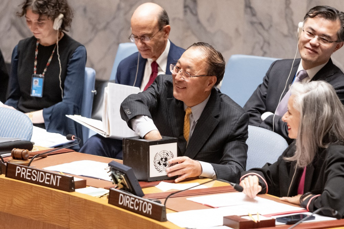 O Embaixador Zhang Jun da China escolheu aleatoriamente um membro do SC para contar os votos antes da votação secreta sobre a eleição de cinco membros da CIJ na sede da ONU em Nova Iorque, em 9 de novembro de 2023