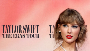 Taylor Swift em frenet a banner da The Eras Tour