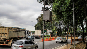 Radar de trânsito na alça de acesso à Ponte das Bandeiras, na pista sentido Castelo Branco, na Marginal Tietê, zona norte da capital