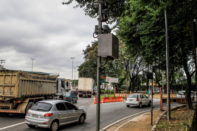 Radar de trânsito na alça de acesso à Ponte das Bandeiras, na pista sentido Castelo Branco, na Marginal Tietê, zona norte da capital