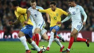 Neymar tenta passar por dois ingleses