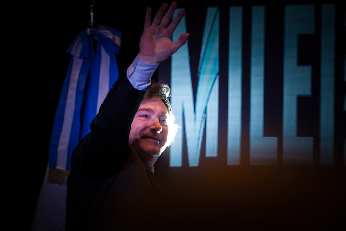 O presidente eleito da Argentina, Javier Milei, saúda as centenas de apoiadores reunidos para ouvir seu discurso