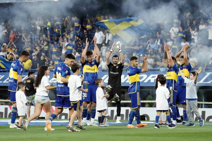 Torcedores do Boca erguem os braços