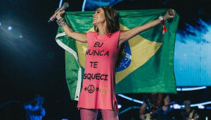 Anahi exibe bandeira do Brasil nas costas no palco do Allianz