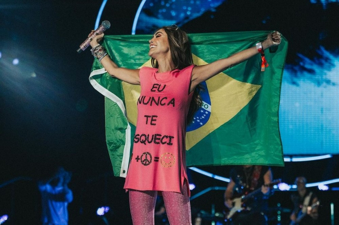 Anahi exibe bandeira do Brasil nas costas no palco do Allianz