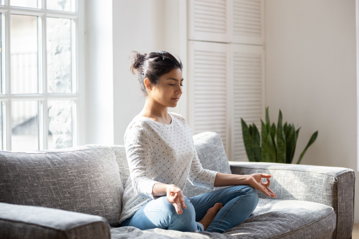 Ao meditar, a pessoa relaxa e desobstrui sua mente dos problemas cotidianos por alguns minutos 