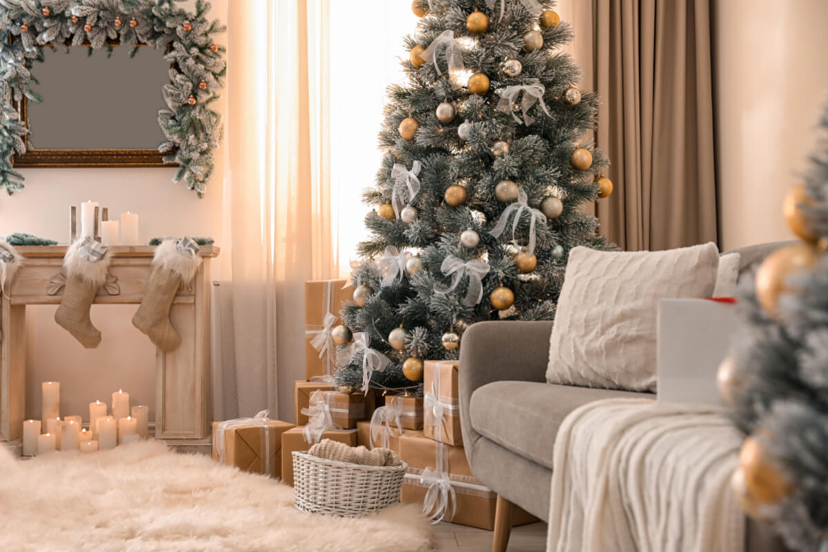 Em vez da tradicional árvore de Natal, você pode apostar no modelo nevado, que imita o cair dos flocos nos galhos 