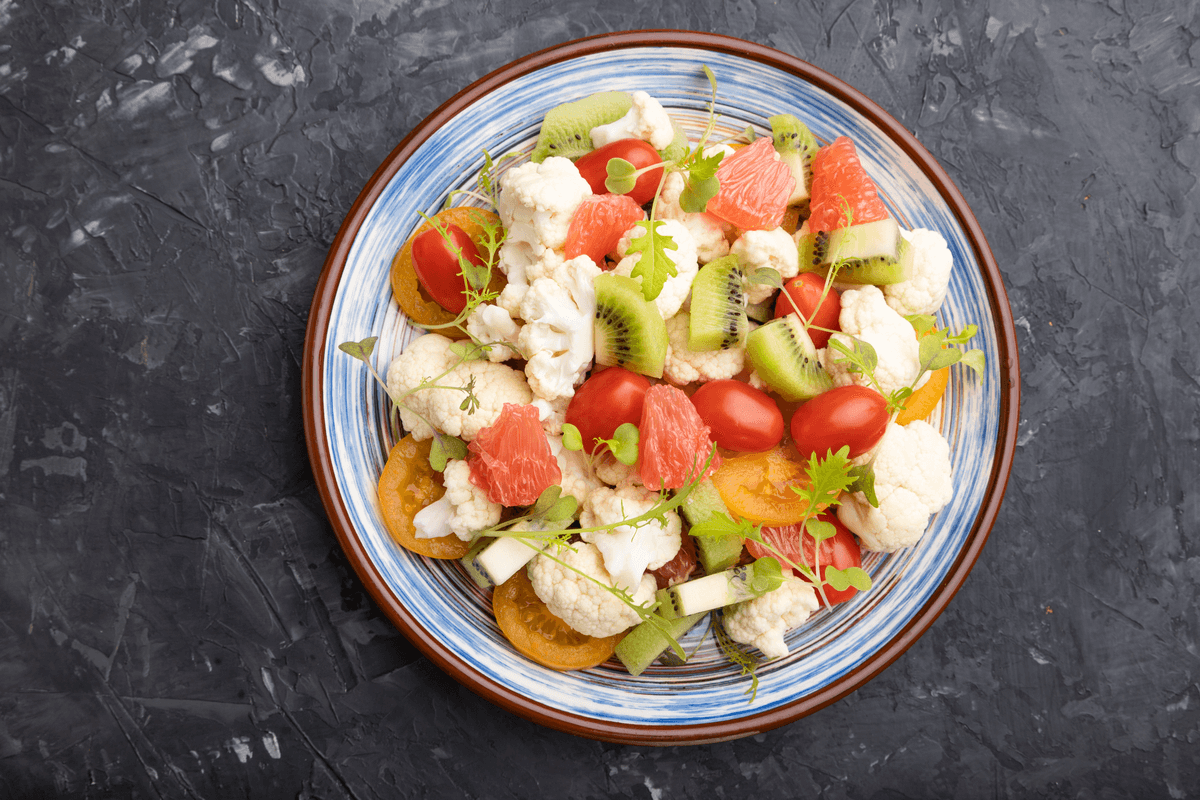 Salada de couve-flor com frutas 