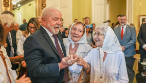 Lula cumprimenta representantes das Mães e Avós da Praça de Maio